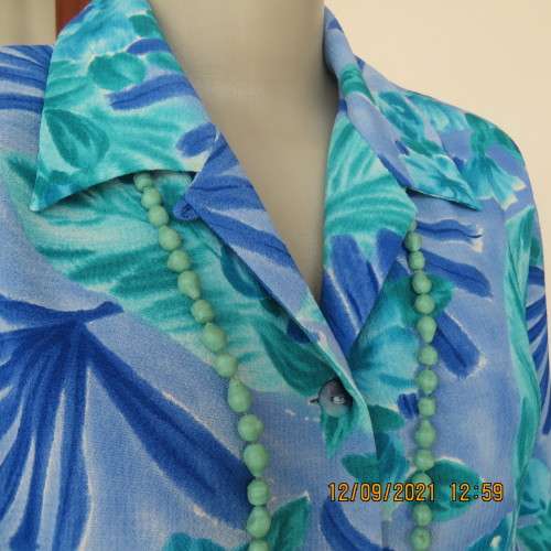 Cheerful good quality PARK AVENUE button down top size 38/14. In a textured 100% polyester fabric.