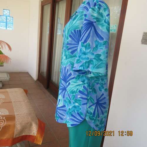 Cheerful good quality PARK AVENUE button down top size 38/14. In a textured 100% polyester fabric.
