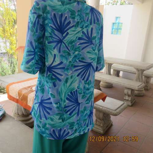Cheerful good quality PARK AVENUE button down top size 38/14. In a textured 100% polyester fabric.