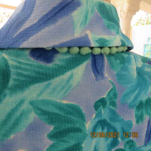Cheerful good quality PARK AVENUE button down top size 38/14. In a textured 100% polyester fabric.