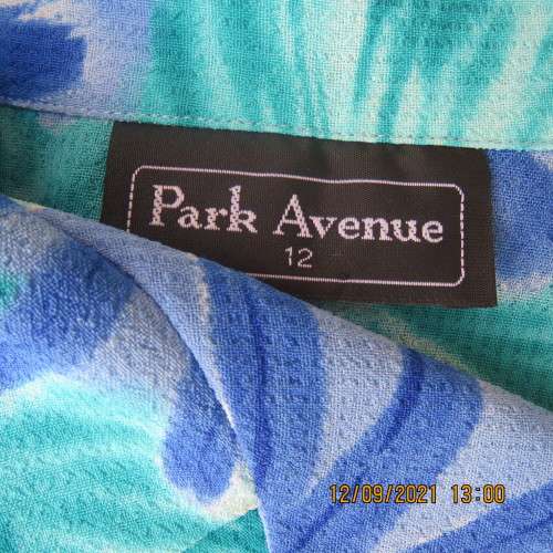 Cheerful good quality PARK AVENUE button down top size 38/14. In a textured 100% polyester fabric.