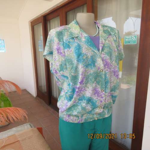 Get noticed in this vintage TORI FASHION`S colourful top in size 36/12. Button down front. New cond.