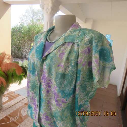 Get noticed in this vintage TORI FASHION`S colourful top in size 36/12. Button down front. New cond.