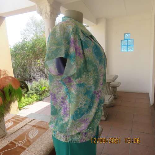 Get noticed in this vintage TORI FASHION`S colourful top in size 36/12. Button down front. New cond.