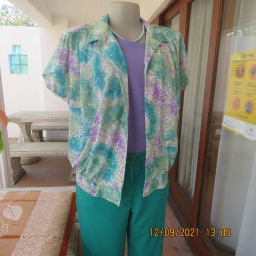 Get noticed in this vintage TORI FASHION`S colourful top in size 36/12. Button down front. New cond.