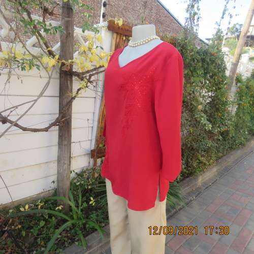 Fabulous red slip over top by ML CLASSICS in size 36/12. V neckline+pointed elbow length sleeves.