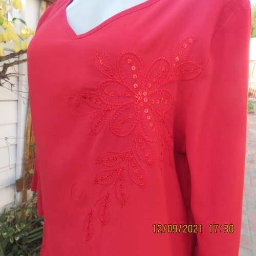 Fabulous red slip over top by ML CLASSICS in size 36/12. V neckline+pointed elbow length sleeves.