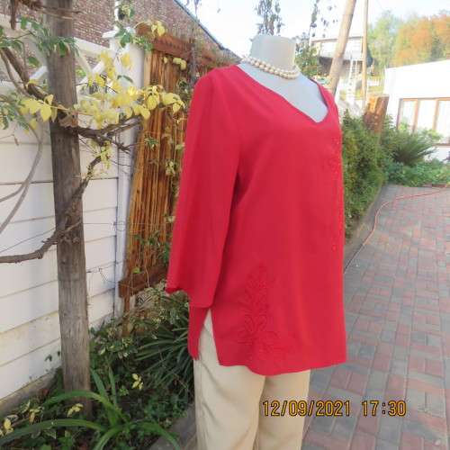 Fabulous red slip over top by ML CLASSICS in size 36/12. V neckline+pointed elbow length sleeves.