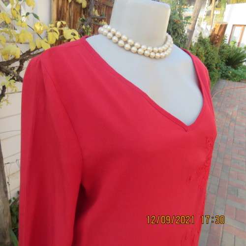 Fabulous red slip over top by ML CLASSICS in size 36/12. V neckline+pointed elbow length sleeves.