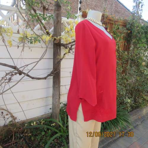Fabulous red slip over top by ML CLASSICS in size 36/12. V neckline+pointed elbow length sleeves.