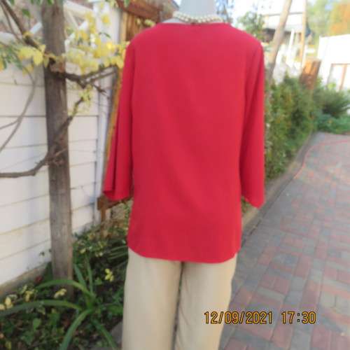 Fabulous red slip over top by ML CLASSICS in size 36/12. V neckline+pointed elbow length sleeves.