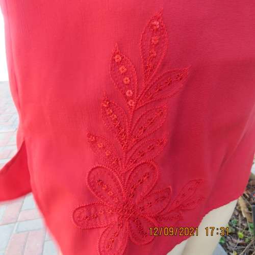 Fabulous red slip over top by ML CLASSICS in size 36/12. V neckline+pointed elbow length sleeves.