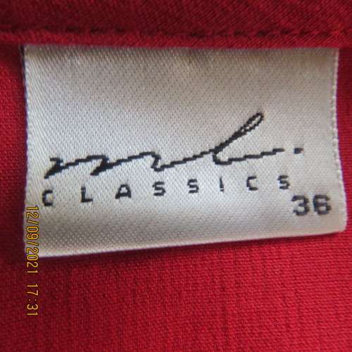 Fabulous red slip over top by ML CLASSICS in size 36/12. V neckline+pointed elbow length sleeves.