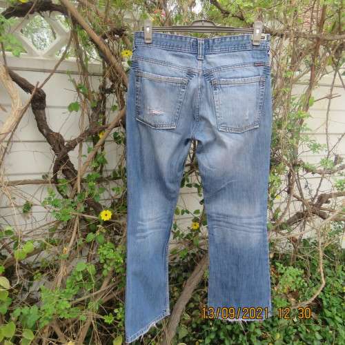 Men`s prestige CROSSHATCH distressed jeans in heavy durable cotton. In size 34. Used but stunning.