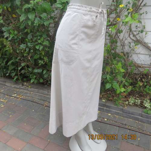 Sporty beige A-line skirt in linen/cotton blend. Cargo pockets on front. In size 38/14 by WOOLWORTHS