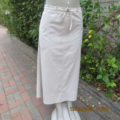Sporty beige A-line skirt in linen/cotton blend. Cargo pockets on front. In size 38/14 by WOOLWORTHS