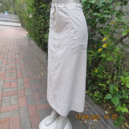 Sporty beige A-line skirt in linen/cotton blend. Cargo pockets on front. In size 38/14 by WOOLWORTHS