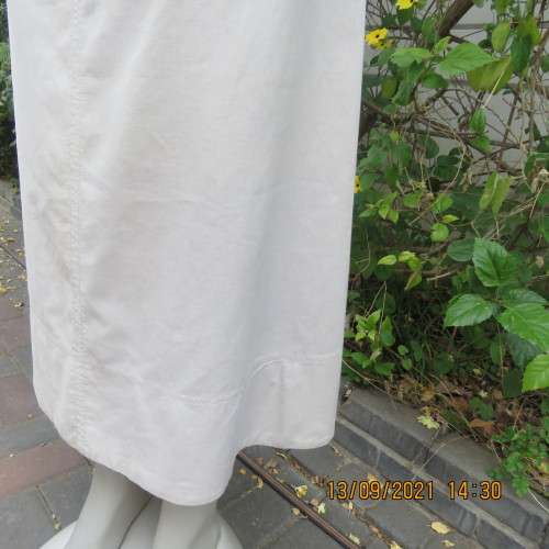 Sporty beige A-line skirt in linen/cotton blend. Cargo pockets on front. In size 38/14 by WOOLWORTHS