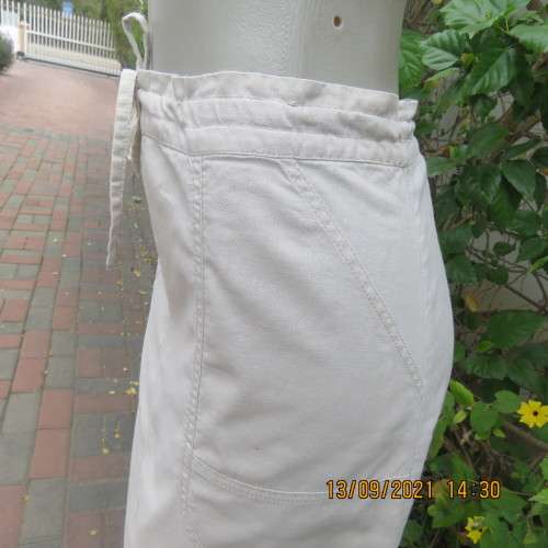 Sporty beige A-line skirt in linen/cotton blend. Cargo pockets on front. In size 38/14 by WOOLWORTHS