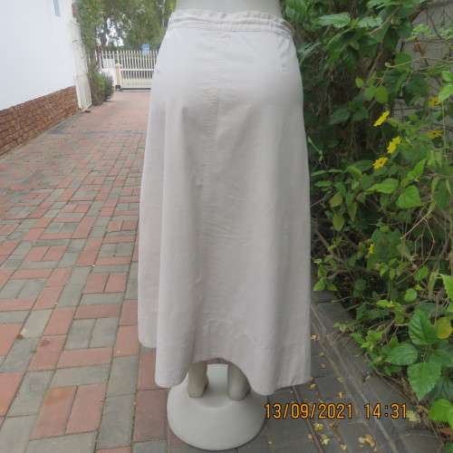 Sporty beige A-line skirt in linen/cotton blend. Cargo pockets on front. In size 38/14 by WOOLWORTHS