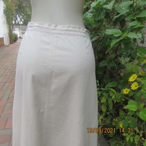 Sporty beige A-line skirt in linen/cotton blend. Cargo pockets on front. In size 38/14 by WOOLWORTHS