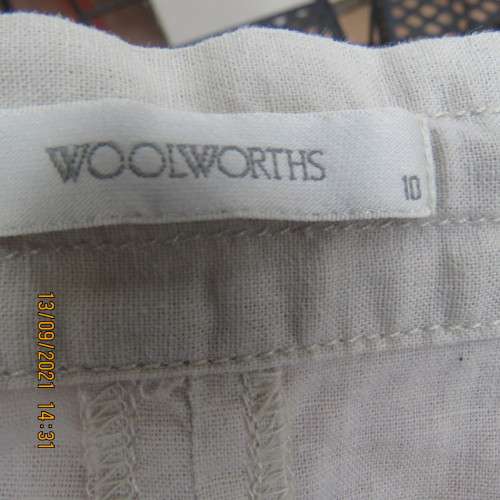 Sporty beige A-line skirt in linen/cotton blend. Cargo pockets on front. In size 38/14 by WOOLWORTHS