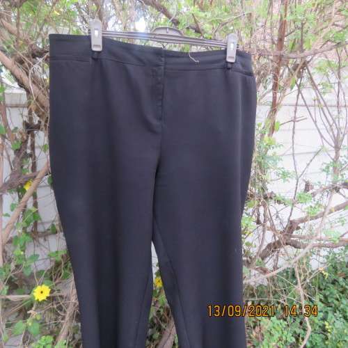 Smart black pants by PENNY C size 48/24. In polyester stretch fabric. Wide legs with some tapering.