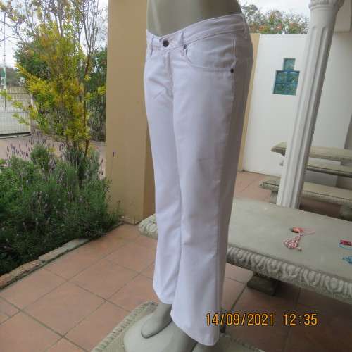 Snow white cotton stretch low rise jeans with bootcut. By RT in size 34/10. Leg inner 72cm. New cond