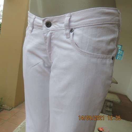 Snow white cotton stretch low rise jeans with bootcut. By RT in size 34/10. Leg inner 72cm. New cond