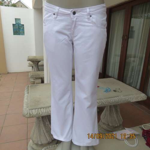 Snow white cotton stretch low rise jeans with bootcut. By RT in size 34/10. Leg inner 72cm. New cond