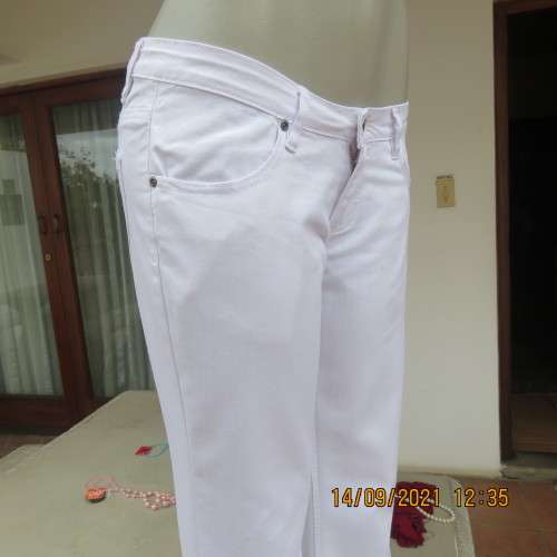 Snow white cotton stretch low rise jeans with bootcut. By RT in size 34/10. Leg inner 72cm. New cond
