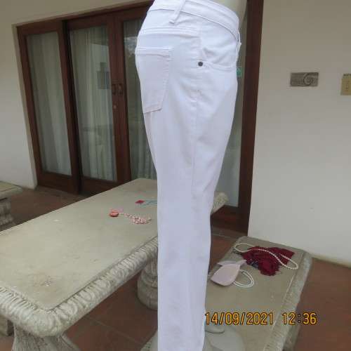 Snow white cotton stretch low rise jeans with bootcut. By RT in size 34/10. Leg inner 72cm. New cond