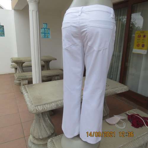 Snow white cotton stretch low rise jeans with bootcut. By RT in size 34/10. Leg inner 72cm. New cond