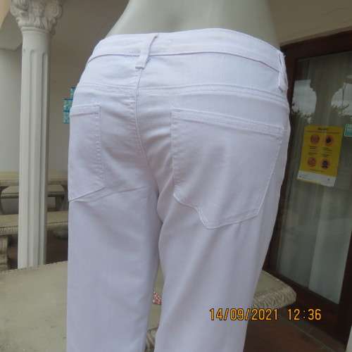 Snow white cotton stretch low rise jeans with bootcut. By RT in size 34/10. Leg inner 72cm. New cond
