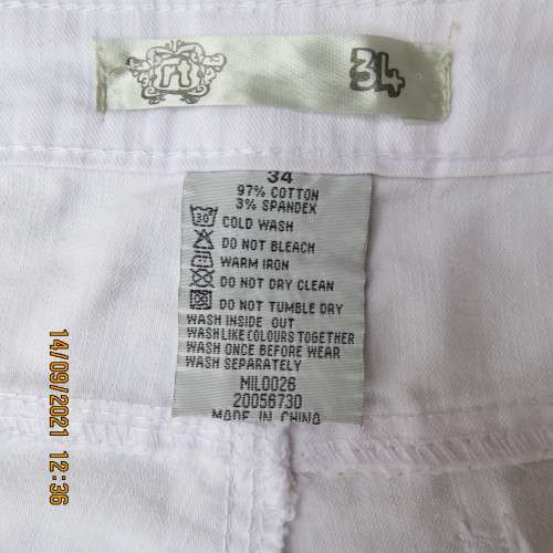 Snow white cotton stretch low rise jeans with bootcut. By RT in size 34/10. Leg inner 72cm. New cond