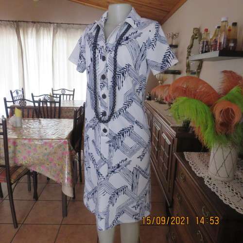 Elegant vintage dress from 80`s size 34/10. Short sleeves+sheath style. In 100% polyester. Good cond