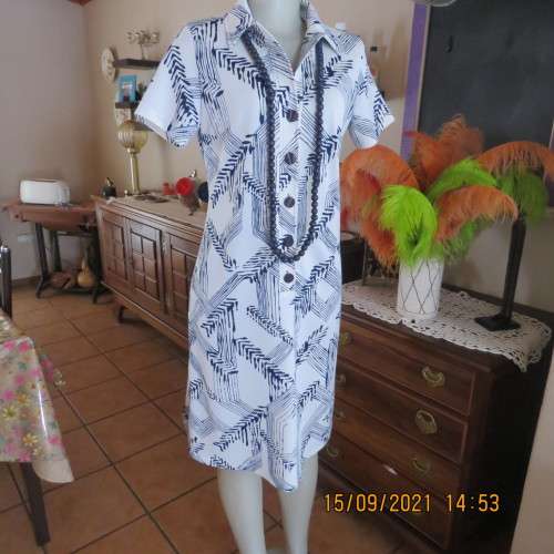 Elegant vintage dress from 80`s size 34/10. Short sleeves+sheath style. In 100% polyester. Good cond