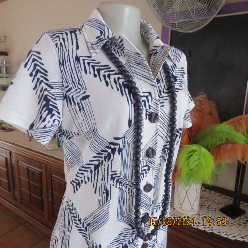 Elegant vintage dress from 80`s size 34/10. Short sleeves+sheath style. In 100% polyester. Good cond