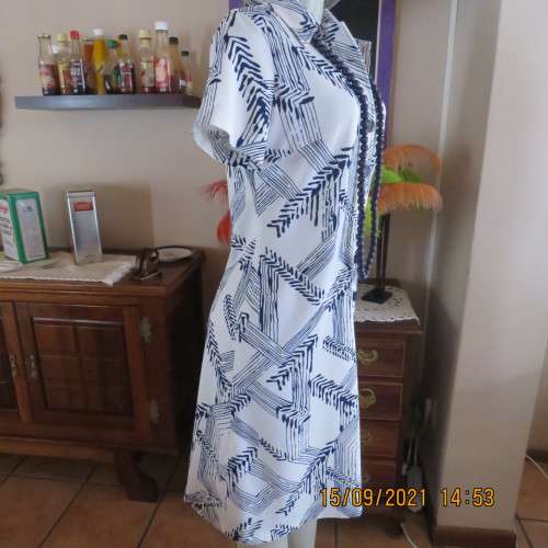 Elegant vintage dress from 80`s size 34/10. Short sleeves+sheath style. In 100% polyester. Good cond