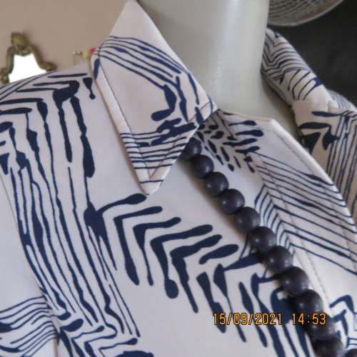 Elegant vintage dress from 80`s size 34/10. Short sleeves+sheath style. In 100% polyester. Good cond