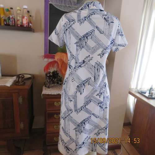 Elegant vintage dress from 80`s size 34/10. Short sleeves+sheath style. In 100% polyester. Good cond