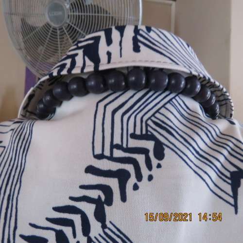 Elegant vintage dress from 80`s size 34/10. Short sleeves+sheath style. In 100% polyester. Good cond