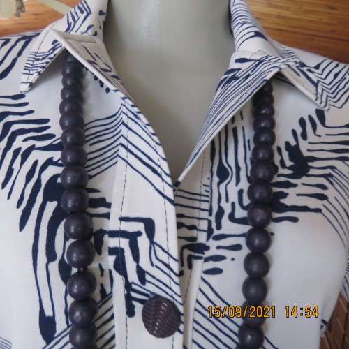 Elegant vintage dress from 80`s size 34/10. Short sleeves+sheath style. In 100% polyester. Good cond