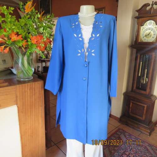 Impressive under knee length jacket/coat by KARISMA size 40/16. 100% Wash+wear polyester. New cond
