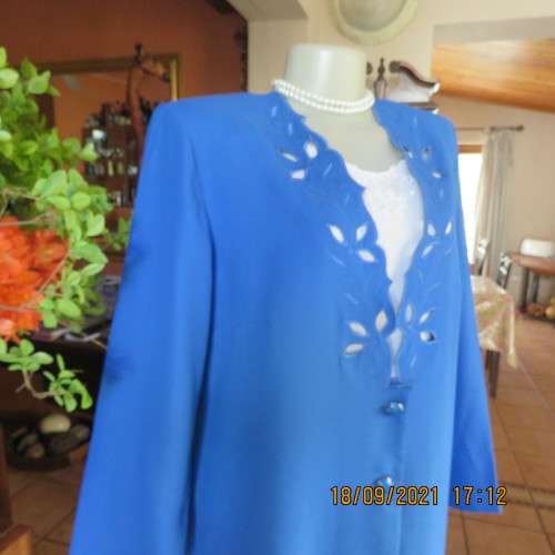 Impressive under knee length jacket/coat by KARISMA size 40/16. 100% Wash+wear polyester. New cond