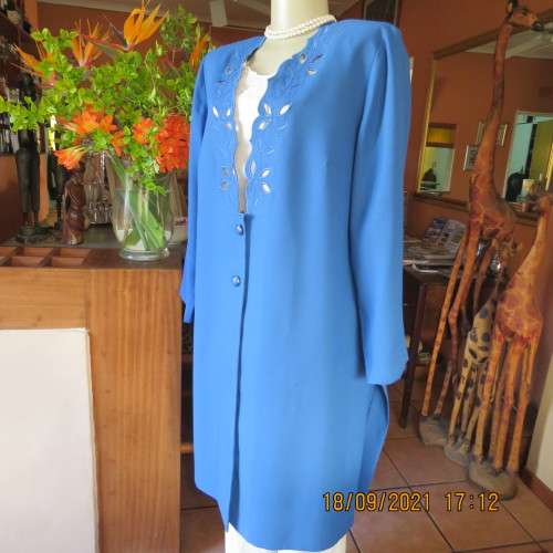 Impressive under knee length jacket/coat by KARISMA size 40/16. 100% Wash+wear polyester. New cond