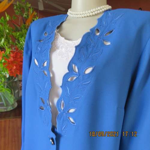 Impressive under knee length jacket/coat by KARISMA size 40/16. 100% Wash+wear polyester. New cond
