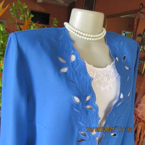 Impressive under knee length jacket/coat by KARISMA size 40/16. 100% Wash+wear polyester. New cond
