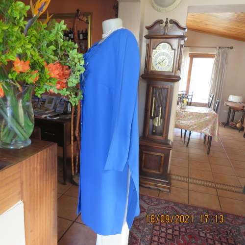 Impressive under knee length jacket/coat by KARISMA size 40/16. 100% Wash+wear polyester. New cond