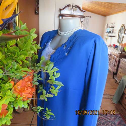 Impressive under knee length jacket/coat by KARISMA size 40/16. 100% Wash+wear polyester. New cond